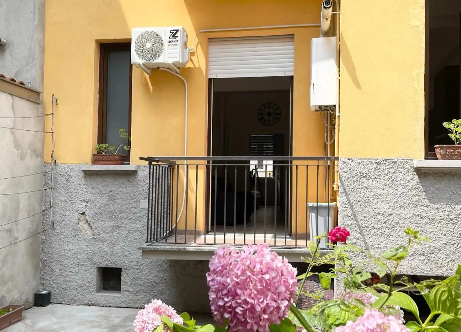 Ampio Bilocale Zona Navigli Apartment Milan Italy